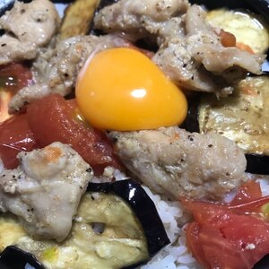 スタミナ満点！ごろっと夏野菜のガーリックチキン丼